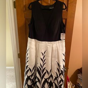 Black and White floor length dress. Size 18w. Never been worn.